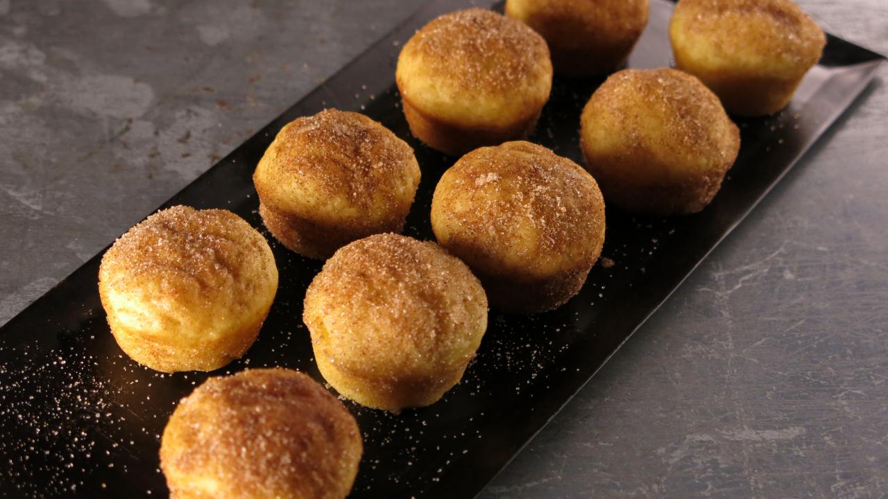 https://cook.fnr.sndimg.com/content/dam/images/cook/fullset/2015/9/15/0/CCBAB510_Cinnamon-Sugar-Mini-Pancake-Muffins-recipe_s4x3.jpg.rend.hgtvcom.1280.720.suffix/1442338676742.jpeg