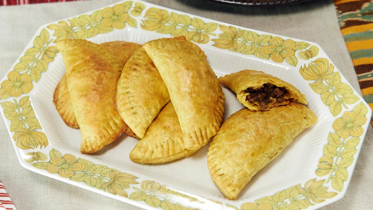 Jamaican Meat Pie or Jamaican Beef Patty (VIDEO)