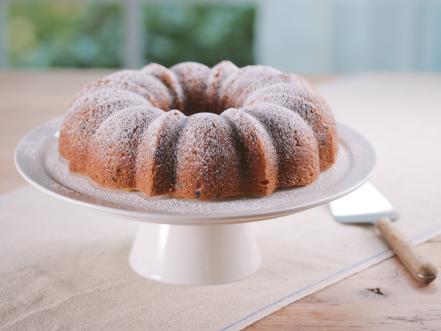 https://cook.fnr.sndimg.com/content/dam/images/cook/fullset/2016/3/28/0/CCSPL206H_Cannoli-Bundt-cake_s4x3.jpg.rend.hgtvcom.441.331.suffix/1459195802327.jpeg