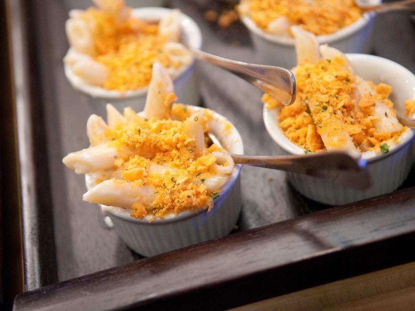 FNS7 Episode 4 Finalist Justin Balmes "Cheez-It Crackers" Dish Beauty for Kellogg's Camera Challenge.  Ingredients:  3 Cheese (Fontina, Vela Dry Jack and Goat Cheese) Mac w/ herb Cheez-It Crush.