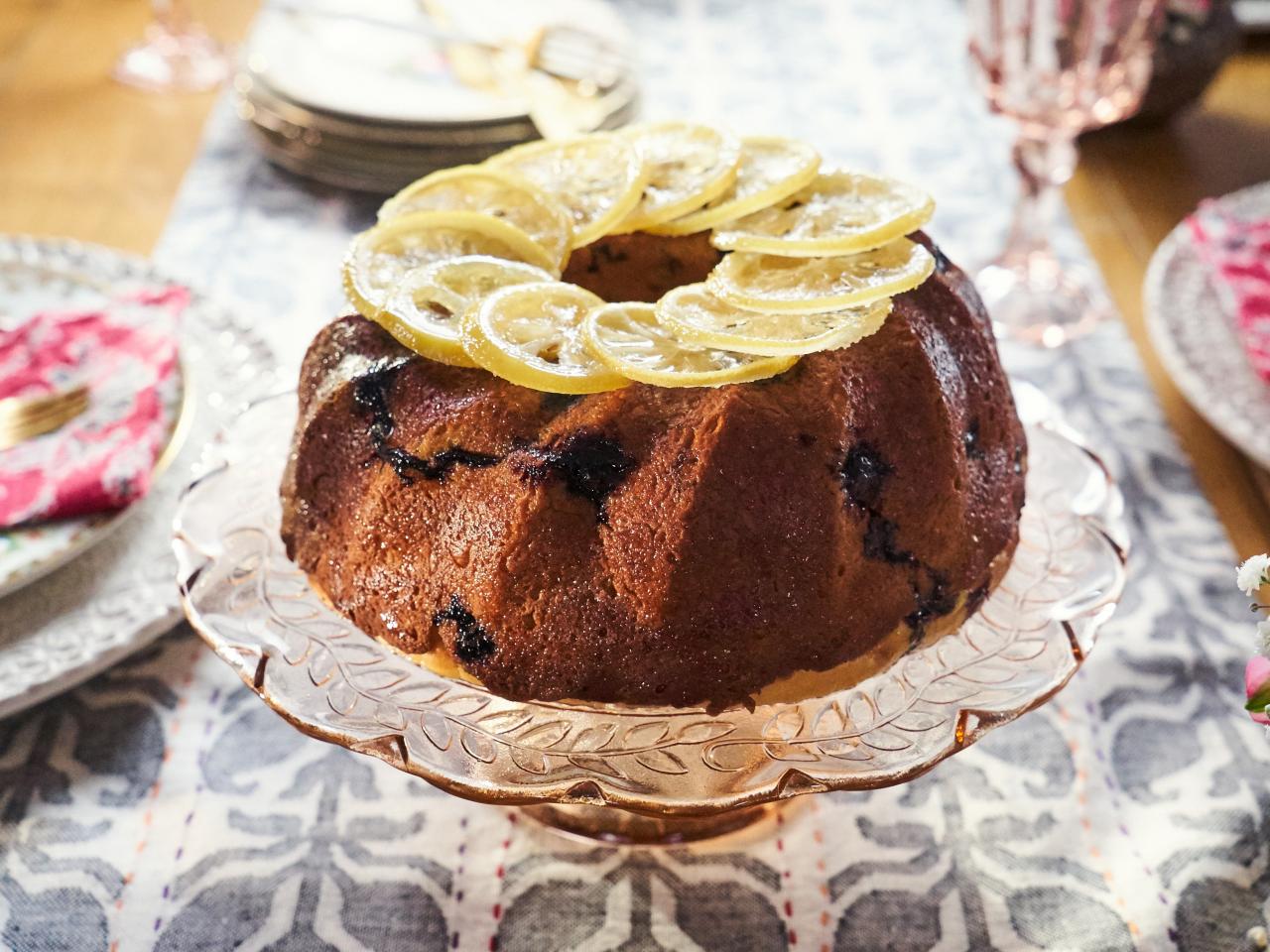 https://cook.fnr.sndimg.com/content/dam/images/cook/fullset/2017/2/14/0/CCTIA307H_Lemon-Glazed-Pound-Cake_s4x3.jpg.rend.hgtvcom.1280.960.suffix/1487084603532.jpeg