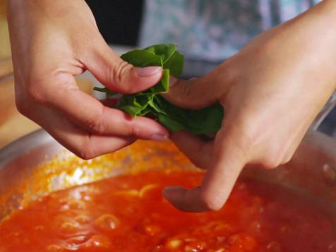 How to Make Basic Tomato Sauce